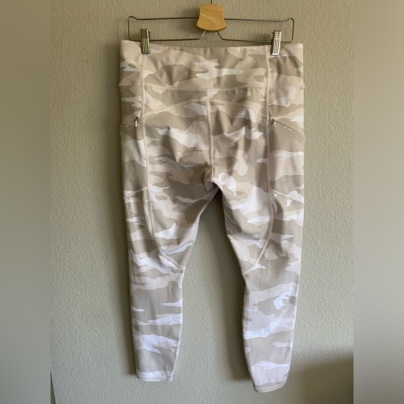 Athleta Light Camo Print 7/8 Leggings - Large - Picture 3 of 11
